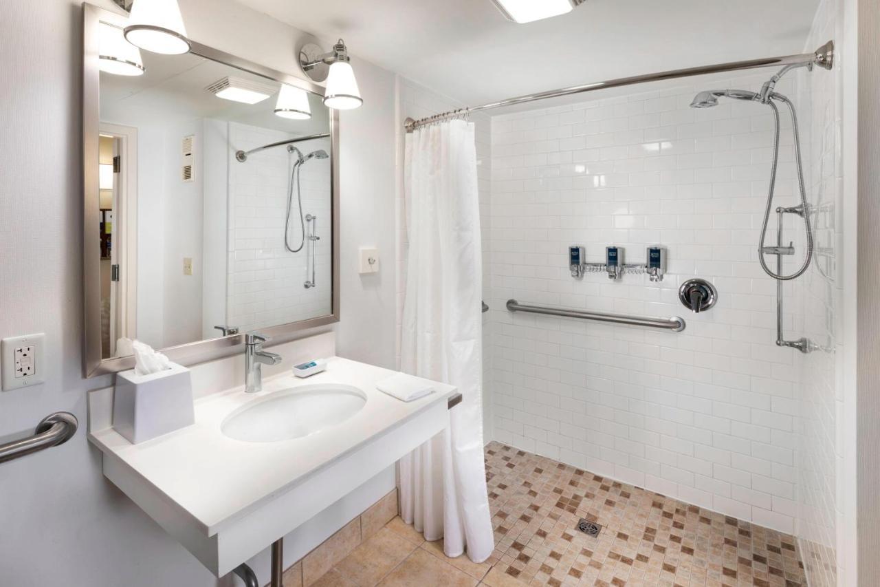 Doubletree By Hilton Manhattan, Ks Ngoại thất bức ảnh