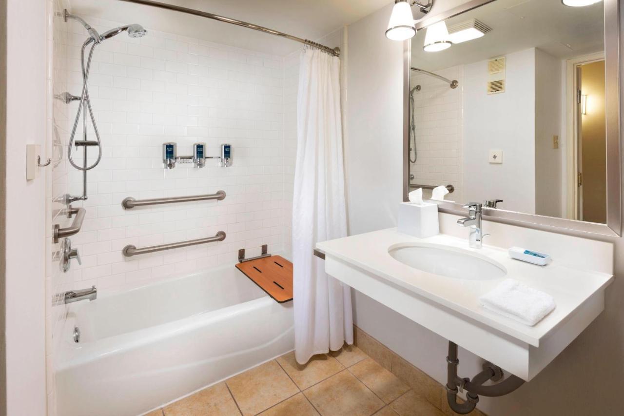 Doubletree By Hilton Manhattan, Ks Ngoại thất bức ảnh