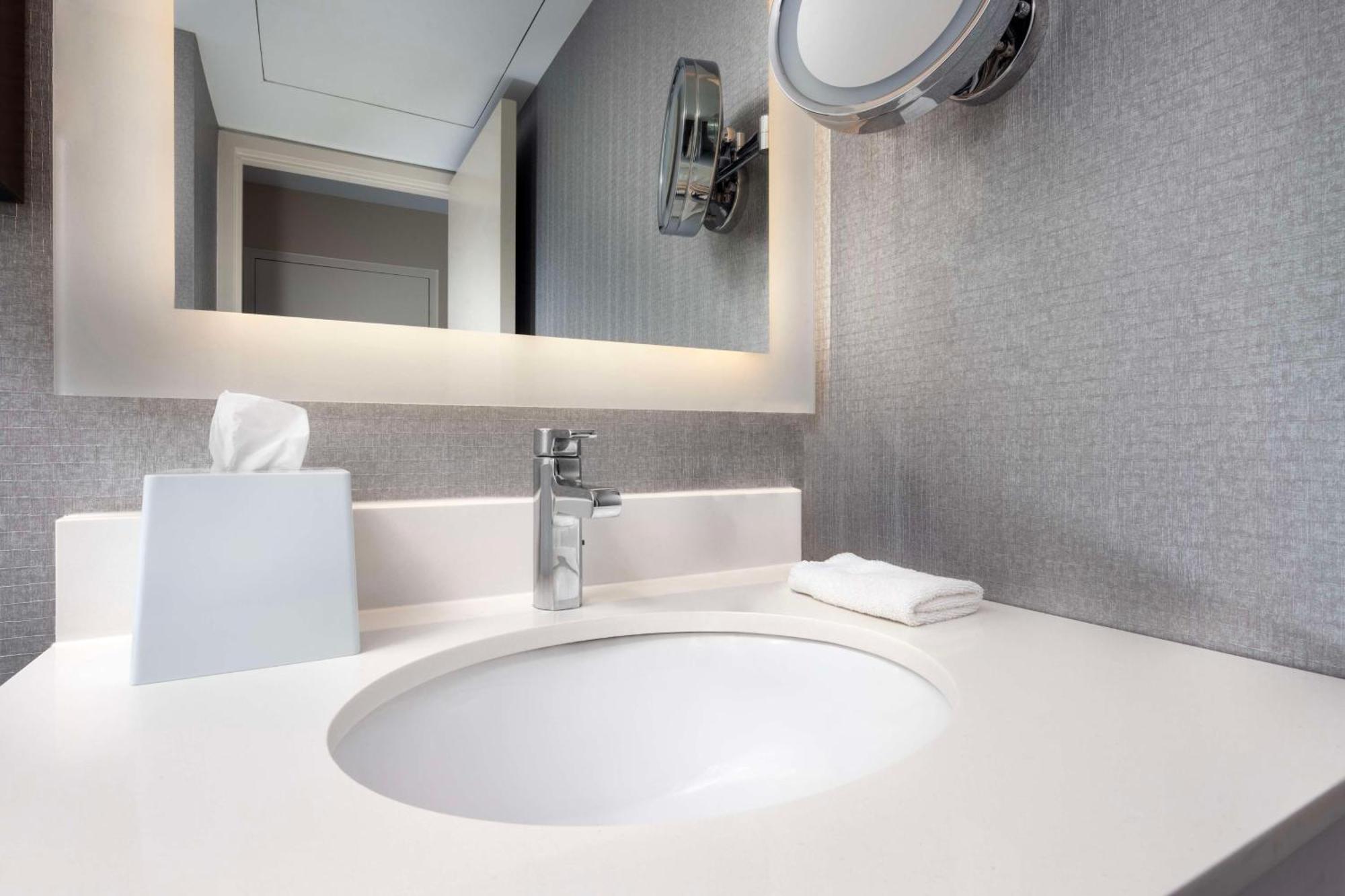 Doubletree By Hilton Manhattan, Ks Ngoại thất bức ảnh