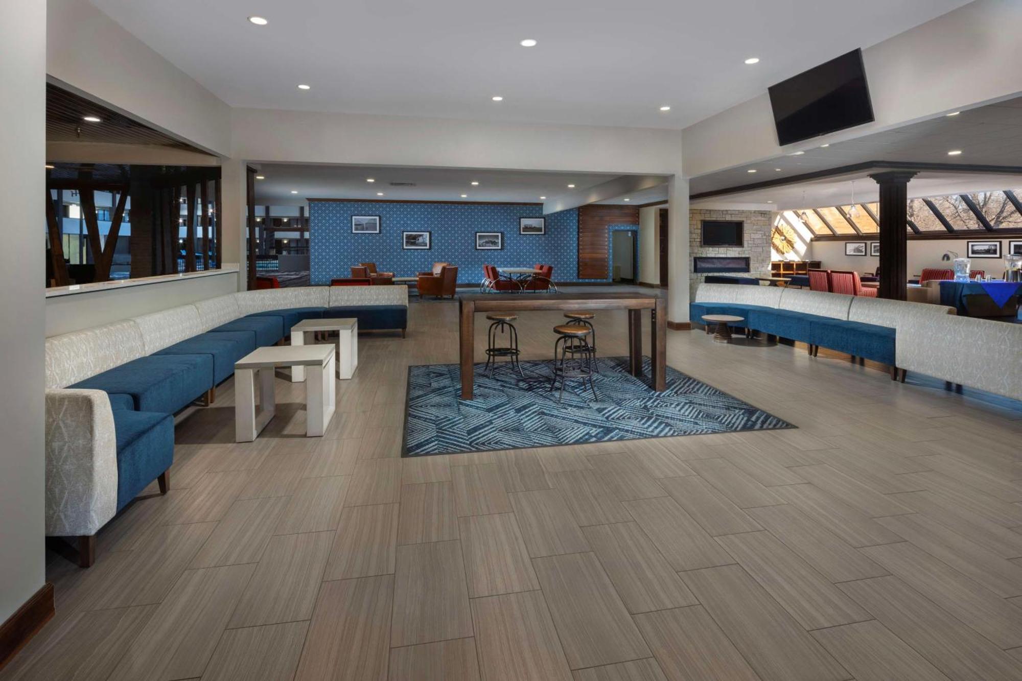 Doubletree By Hilton Manhattan, Ks Ngoại thất bức ảnh