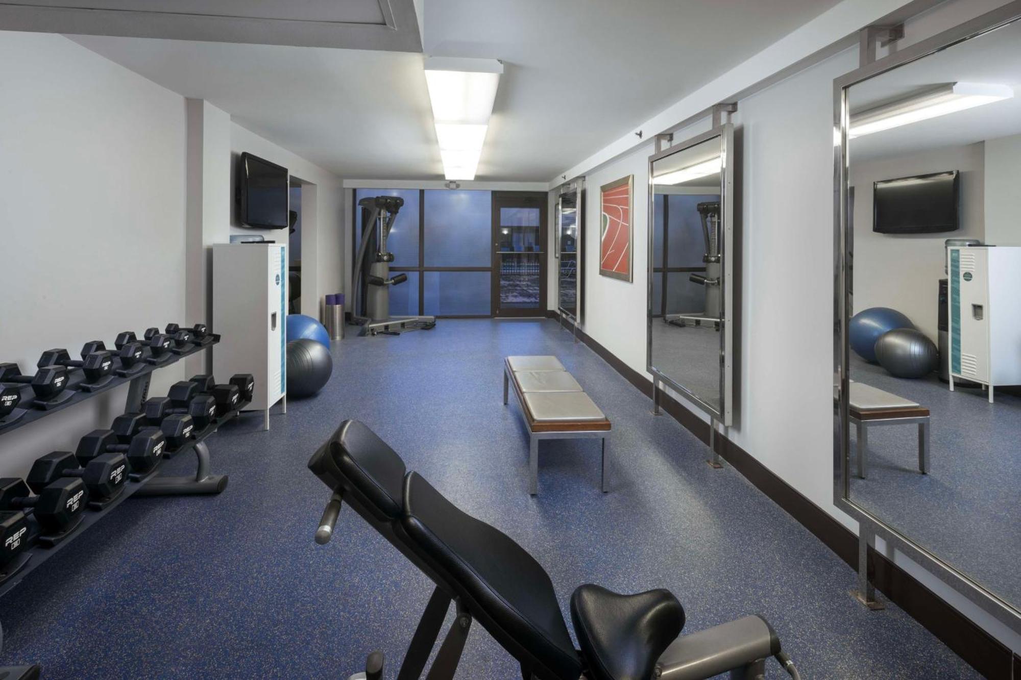 Doubletree By Hilton Manhattan, Ks Ngoại thất bức ảnh
