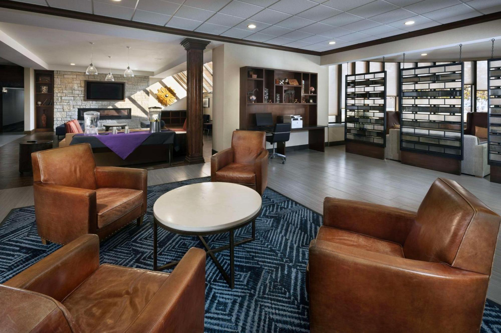 Doubletree By Hilton Manhattan, Ks Ngoại thất bức ảnh