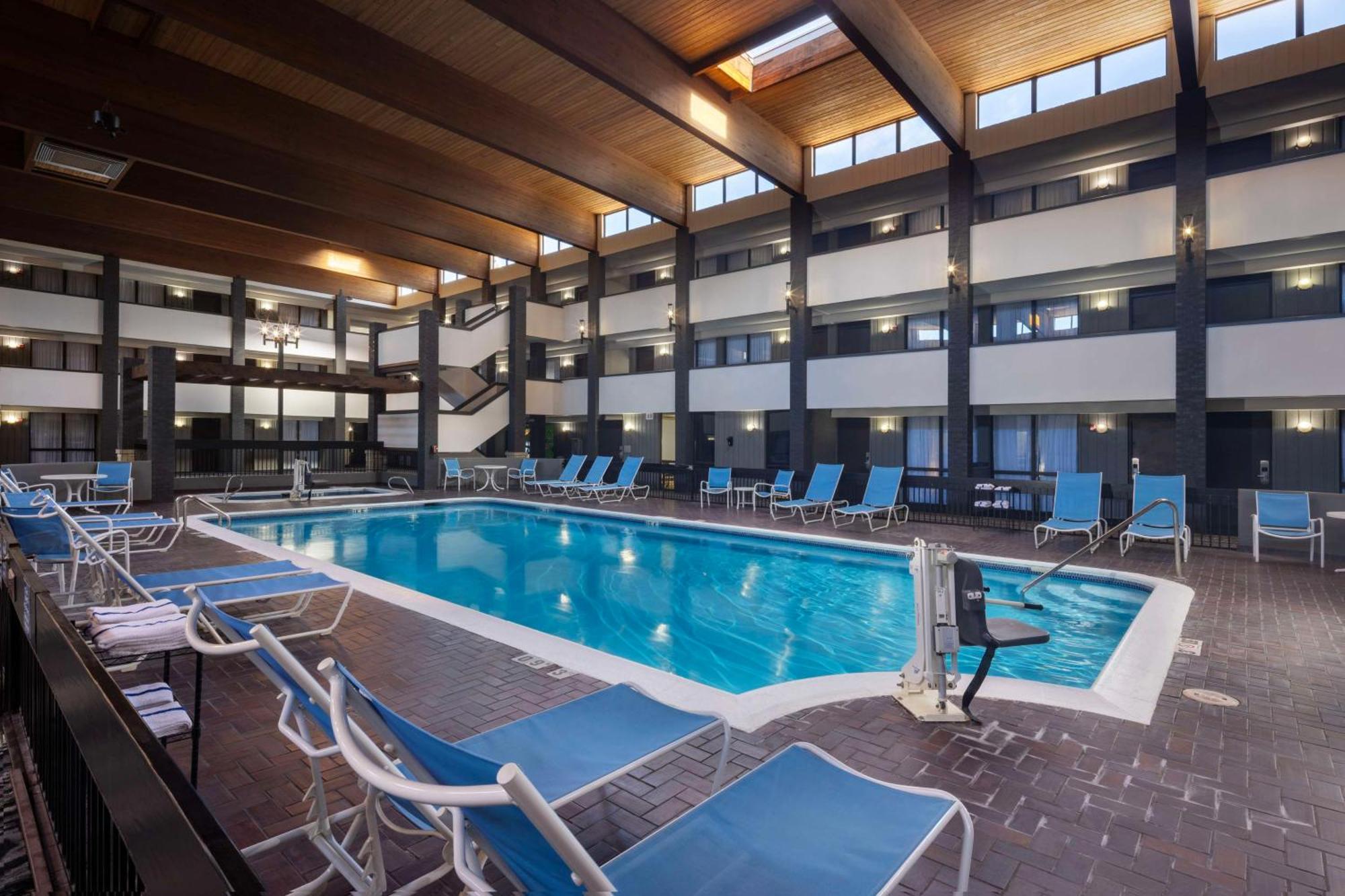 Doubletree By Hilton Manhattan, Ks Ngoại thất bức ảnh