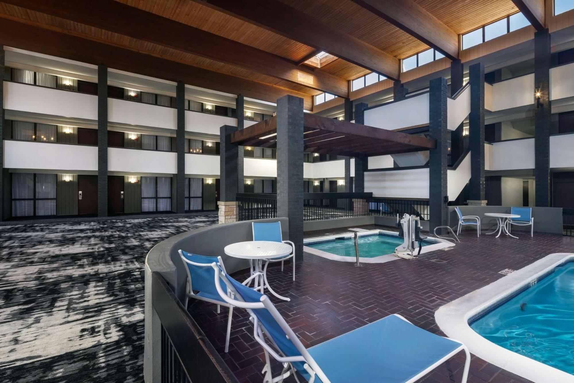 Doubletree By Hilton Manhattan, Ks Ngoại thất bức ảnh