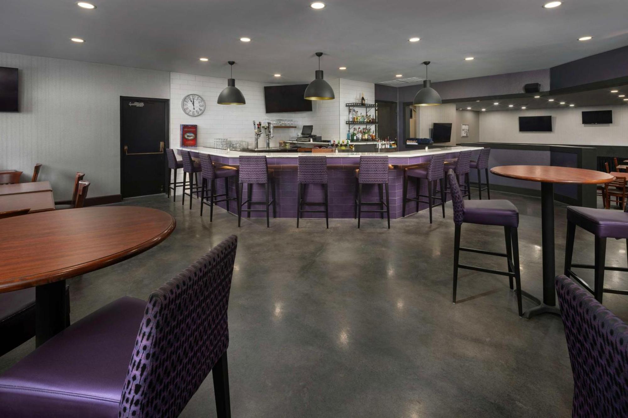 Doubletree By Hilton Manhattan, Ks Ngoại thất bức ảnh
