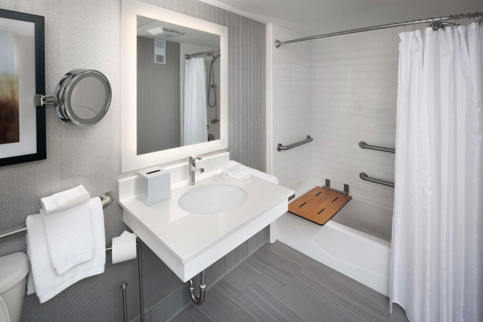 Doubletree By Hilton Manhattan, Ks Ngoại thất bức ảnh