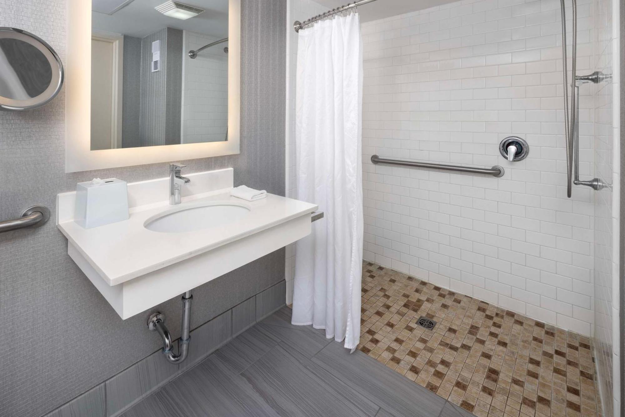 Doubletree By Hilton Manhattan, Ks Ngoại thất bức ảnh